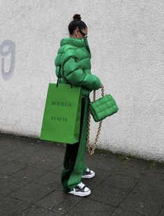 Verde Bottega, Bottega Bag, Aesthetic Grunge Outfit, Street Style Edgy, Fashion Blogger Style, Green Outfit, How To Pose, Colourful Outfits, Winter Fashion Outfits