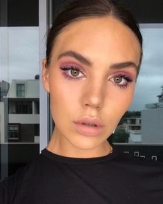 Makeup Cantik, Play Makeup, Eye Makeup Looks, Makeup Lessons, Purple Eyeshadow, Pink Eyeshadow, Lip Art, Makeup For Green Eyes