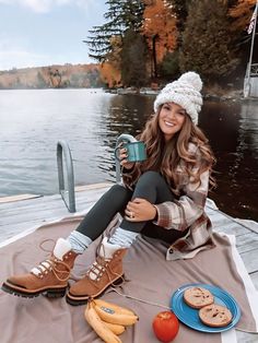 Cute Hiking Outfit Winter, Cute Mountain Outfits, Cute Outdoorsy Outfits, Winter Hike Outfit, Camping Outfits For Women Winter, Alaska Clothes, Fall Mountain Outfit, Colorado Fall Outfits, Georgia Outfits