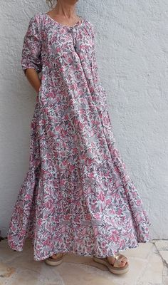 Ruffled long dress in cotton voile hand block print Round neckline Raglan armhole 3/4 sleeve shell button Long skirt with 3 ruffles Length: 130cm Size S/M chest 98cm Size L/XL chest 116cm Length of dress 130/135cm Long dress with ruffles in cotton hand-printed with a wooden stamp Round neckline Raglan armhole 3/4 sleeves with mother-of-pearl button finish Long skirt with 3 ruffles Size S/M chest circumference 98cm Size L/XL chest circumference 116cm Length 130/135cm Pink Cotton Ruffle Maxi Dress, Pink Cotton Maxi Dress With Ruffles, Cotton Ruffle Dress With 3/4 Sleeves, Cotton Dresses With Ruffles And 3/4 Sleeve, Cotton Dress With Ruffles And 3/4 Sleeves, Long Ruffled Dress, Ruffle Long Dress, Dress In, Langer Rock