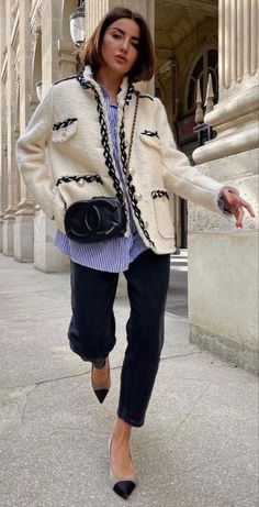 Chanel Jacket Outfit, Tweed Jacket Outfit, Street Style Outfits Casual, Chique Outfit, Mode Tips, Outfits For Work