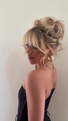 Updo Hairstyles For Blonde Hair, 90s Messy Bun Hairstyles, Teased Updo Hairstyles, Pam Anderson Inspired Hair, Curly Bun Aesthetic, Messy Blonde Updo, Pam Anderson Messy Updo, Space Buns Wedding Hair, Up Do Messy Bun