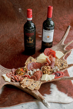 The Ultimate Wine and Food Lover Gift! Charcuterie Box, Charcuterie board and wines. Wine Pairing Party, Charcuterie Box, Wine Pairing Dinner, Wine Presents, Wine And Food, Wine Gift Set, Food Experience, Wine Tasting Party, Cheese Pairings