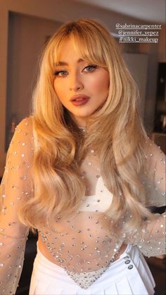 Sabrina Carpenter Long Hair, Sabrina Carpenter Inspired Hair, Sabrina Carpenter Haircut Round Face, Sabrina Carpenter Haircut Inspiration, Sabrina Carpenter Brunette, Sabrina Carpenter Hair Brown, Taylor Swift Hair 2023, Sabrina Haircut, Sabrina Carpenter Curtain Bangs