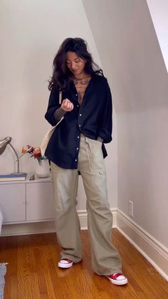 #lookdodia #lifestyle #outfitstyle #moda Tomboy Women, Outfit Tomboy, Pakaian Hipster, Tomboy Outfit, Tomboy Femme, How To Have Style, School Fit, Pastel Outfit