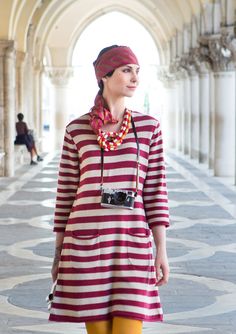 Tunika "Gondola" i bomuld/hør–Bluser & veste–GUDRUN SJÖDÉN – Kläder Online & Postorder Venice Fashion, Scandinavian Clothing, Quirky Clothing, Colourful Clothes, Dynamic Pattern, Fantastic Fashion, Colorful Clothes, Gudrun Sjoden, Striped Shirts