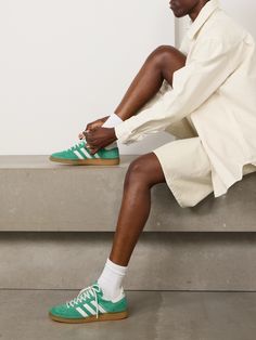 These 'Handball Spezial' sneakers are part of the dream collaboration between adidas Originals and Sporty & Rich. Made from supple suede, they're detailed with cream leather '3-Stripes' and a logo-embroidered back tab. The gum rubber soles are comfortable and feel appealingly retro, too. Luxury Green Skate Shoes Sporty Style, Green Spezial Adidas Outfit, Adidas Sporty And Rich, Green Adidas Spezial, Retro Sneakers Outfit, Green Suede Adidas Sneakers, Adidas Handball Spezial Green, Porter Bag