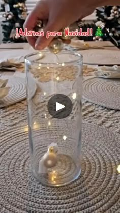 Christmas Vases, Christmas Flower Arrangements, Easy Christmas Decorations, Xmas Diy, Christmas Fireplace, Office Christmas, Christmas Centerpieces, Christmas Table Decorations