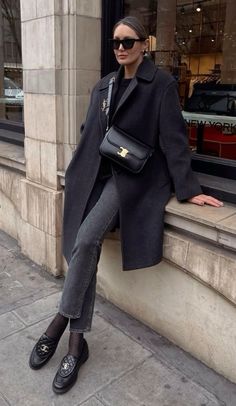 Outfit London, London Style, Winter Fashion Outfits Casual, Outfit Chic, Mode Casual, February 13, Suede Coat, Looks Street Style, Stylish Work Outfits