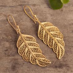 Working in the time-honored art of filigree Alfredo Inga in Peru creates these stunning dangle earrings. The leaf-shaped earrings are crafted from sterling silver plated in gleaming 24k gold. Arabian Earrings Gold, Gold Leaf-shaped Pierced Earrings, Elegant Leaf-shaped Brass Earrings, Elegant 22k Gold Filigree Danglers, Gold Earing Design New, Earrings Gold Design, Arabian Jewelry, Filigrana Jewelry, Gold Jewelry Design