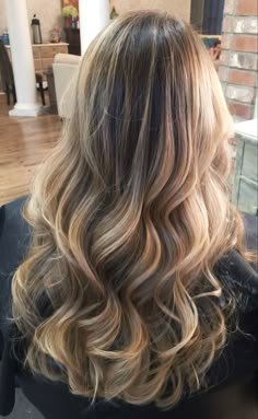 Honey Blonde Highlights Dark Roots, Cool Blonde And Brown Balayage, Blonde Baliage Hair Brunettes, Brown Beliage Hair, Black To Blonde Highlights, Blonde And Brunette Balayage, Golden Blonde Hair With Dark Roots Balayage, Carmel Hair With Blonde, Full Blonde Balayage On Brown Hair