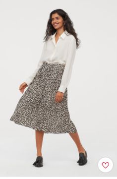 Affordable Work Clothes, Summer Office Outfits, Printed Pleated Skirt, Office Outfits, Fashion Classy, Online Womens Clothing, Spring Summer Fashion