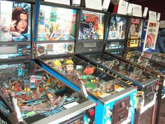 there are many pinball machines on display