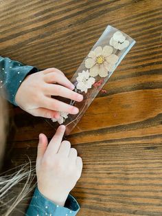 How to Make Pressed Flower Bookmarks - Fox Farm Home Pressed Flower Bookmark Diy, Flower Press Bookmark, Bookmark Dried Flower, Pressed Flower Bookmark Laminated Diy, Book Mark With Pressed Flowers