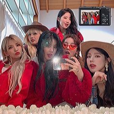 Gidle Aesthetic, Kpop Y2k, Y2k Edit, Soo Jin, Gangnam Style, Last Christmas, Iconic Photos, Group Photos, Red Aesthetic