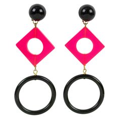 These lovely extra-long Bakelite dangling clip-on earrings in a Pop Art design style feature a shoulder-duster shape with a geometric design using square and circle forms. True licorice black is contrasted with a hot pink fuchsia. There is no visible maker's mark. Measurements: 1.69 in wide (4.3 cm) x 4.45 in high (11.3 cm). Mod Earrings, Black And Hot Pink, Abstract Earrings, Hot Pink Color, Pop Art Design, Pop Art Style, Earrings Inspiration, Long Dangle Earrings, Fuchsia Color