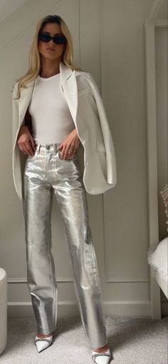 Metallic Jeans Zara, Metallic Fall Outfit, Zara Metallic Jeans Outfit, Metallic Trousers Street Style, Night In Nyc Outfit, How To Wear Metallic Pants, Metallic Look Fashion, Silver Jean Outfits, Silver Metallic Jeans