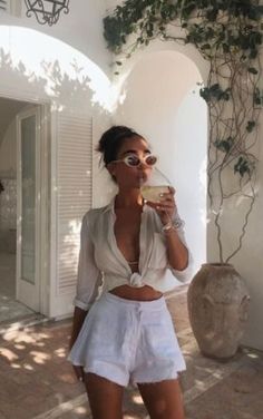 10 Beach Outfit Ideas - with liana blog Greece Outfit, Beach Party Outfits, Outfits For Mexico, Beachy Outfits, Look Festival, Ibiza Outfits, Europe Outfits, Foto Poses, Cute Summer Outfits