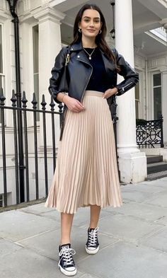 Pleated Midi Skirt Outfit, Pleated Skirt Outfits, Skirt Outfit Casual, Edgy Leather Jacket, Pleated Skirt Outfit, Skirt Outfits Fall, Midi Skirt Outfit, Cute Skirt Outfits