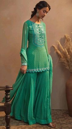 Emerald Green Sharara, Mehendi Outfit, Sharara Pants, Kurta Sharara Set, Indian Designs, Kurta Sharara, Salwar Kamiz, Indian Dress, Party Wear Indian Dresses