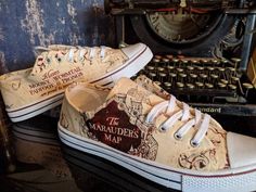 Harry Potter Converse, Harry Potter Shoes, Stile Harry Potter, Harry Potter Painting, Harry Potter Wedding Theme, Harry Potter Style, Harry Potter Wedding, Marauders Map, Harry Potter Outfits