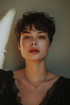 Lesbian Haircut, Short Wavy Pixie, 90s Hairstyles Men, Wavy Pixie, Cool Hairstyles For Girls, Long Pixie Cuts, Long Pixie, 90s Hairstyles, Pixie Cuts