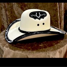 High Quality Hat Unisex New With Tags Western White Hat With Curved Brim, White Western Hat With Short Brim, White Country Style Hat With Flat Brim, White Western Hat With Flat Brim, White Western Hat With Flat Bill, White Rodeo Hat With Curved Brim, Western White Cap Hat, White Hat With Curved Brim For Rodeo, White Curved Brim Hat For Rodeo