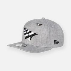 Style No. 101064 Color: Grey The Paper Planes Grey Boy Crown Old School Snapback Hat showcases a bold black-and-white plane logo embroidery and pin atop a Heather Grey canvas. This New Era classic has a structured crown, flat brim, and adjustable plastic snapback strap. Paper Planes Grey Boy Crown Old School Snapback Hat. Casual Flat Brim Hat With Logo Print, Gray Snapback Hat With Logo Patch And Curved Brim, Gray Hat With Embroidered Logo For Streetwear, Adjustable Flat Brim Hat With Logo Print, Urban Style Cap With Logo Patch, Urban Cap With Logo Patch, White Plane, Plane Logo, Boy Crown