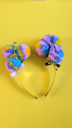 Head to the Laraine Mae blog for a step by step visual instruction on how to make your own stunning pom-pom headband! Pom Pom Headband, Women's Headwear, Headdress, Diy Gifts, Make Your Own