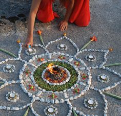 Circle Alter, Earth Alter, Doula Pictures, Ceremony Circle, Earth Mandala, Yoga Meditation Space, Ritual Altar, Nature Mandala, Yoga Studio Design