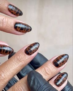 Fall Textured Nails, Short Tortoise Shell Nails, Short Abstract Nail Designs, Funky Fall Nails, Fall 2024 Nails, Spotted Nails, Fall Nude Nails, Autumn Manicure, Autumn Looks