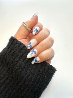 Gel-x nails! Blue bow design!💙 Blue And White China Pattern Nails, Summer Bow Nails, Graduation Nails Navy Blue, Navy Blue Prom Nails Acrylic Short, Baby Blue Bow Nails, Blue And White Design Nails, Graduation Nails Acrylic 2024, Baby Blue Design Nails, Winter Nails 2024 Blue