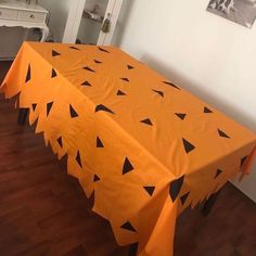 Flintstone Birthday Party, Kids Birthday Decoration, Lila Party, Hand Made Table, Pebbles Flintstone, Baby Birthday Themes, Second Birthday Ideas