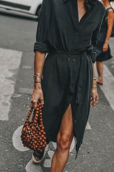 Wrap dress capsule essential item, basic capsule wardrobe essential, summer capsule wardrobe, summer outfit style, Flows Summer Dress, Minimalist Moda, Chique Outfit, Casual Chic Outfits, Style Casual Chic, Capsule Wardrobe Essentials, Stil Boho, Casual Chique, Summer Capsule Wardrobe