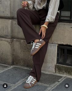 Adidas Trainers Outfit, White Samba Adidas Outfit, Adidas Sneakers Outfit, Samba Adidas Outfit, Brown Pants Outfit, Brown Adidas, Adidas Outfit Women, Manish Fashion, Adidas Samba Outfit