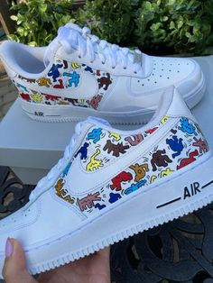 Customized AF1's with hand-painted Keith Haring inspired design! This design is painted on brand new white women's Nike Air Force 1 '07's (come with box). These shoes are made to order, so I do not accept returns/refunds. Shoes are painted with Angelus leather paint and then sealed with a waterproof matte acrylic finisher (also Angelus brand). Feel free to message me with any questions you might have! Keith Haring Shoes, Painted Af1 Ideas, Air Force 1 Custom Ideas, 1s Jordans, Air Force Ones Custom, Custom Shoe Designs, Custom Shoes Ideas, Shoe Art Ideas, Painted Nike Air Force