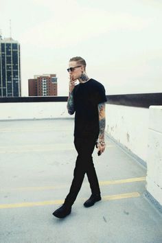 Nice color on right arm Man With Tattoos, Tatto Boys, Graphic Design Tattoos, Male Style, Rockabilly Style, Outfits Hombre, Black Outfits, Fashion Man, Foto Poses