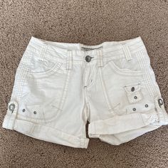 Buckle White Cargo Shorts Size 26. Never Worn Cute Cargo Shorts, Cargo Shorts Outfit, White Cargo Shorts, Future Mom, Shorts Outfit, Mom Outfits, Fitness Inspo, Cargo Shorts, Short Outfits