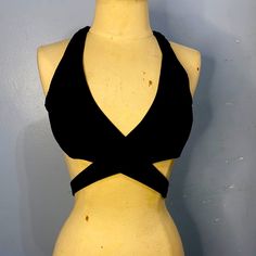 Black Nova Sport Sports Bra. It Crosses In The Front And Has A Band Around Your Ribs. This Is New Never Worn Selling As Is Which Is In Excellent Condition. Please Let Me Know If You Need Any More Photos Or Measurements Hot Pink Sports Bra, High Neck Bra, Sports Bra Set, Sports Bra Top, Crop Bra, Gray Sports Bra, Summer Fashion Dresses, Seamless Sports Bra, Padded Sports Bra