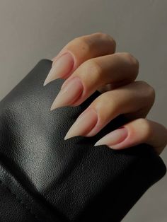 Diseño de uñas Cat Claws Nails, Matte Nails Glossy Tip, Cat Claw Nails Acrylic, Emo Stiletto Nails, Werewolf Nails, Kitten Nails, Cat Claw Nails Stilettos, Claws Nails Aesthetic, Kitty Claws Nails