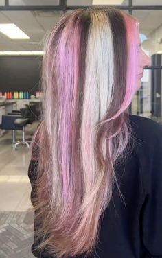 Long Blonde Neopolitan Hair Highlights To Slay In. Try something unique and yet simple like this and turn heads around you. Pink Tensil In Hair, Cool Hair Dies Ideas, Crazy Hair Dye Ideas For Short Hair, Tri Colored Hair, Blonde And Brown Chunky Highlights, Neapolitan Hair Color, Neopolitan Hair Highlights