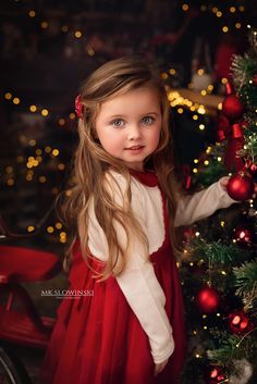 Children Christmas Photos, Christmas Children Photography, Christmas Photoshoot Kids, Christmas Photo Session, Christmas Pictures Kids, Cozy Colors, Christmas Poses, Christmas Family Photoshoot, Learning And Growing