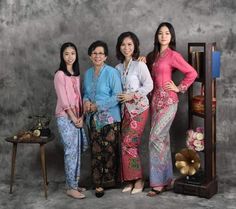 Indonesian Clothing, Dress Kebaya, Kebaya Dress, Batik Fashion, Model Dress, Traditional Outfits, Asian Beauty, Batik