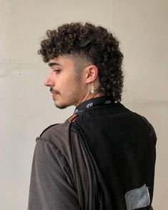 Curly Mohawk Hairstyles, Undercut Curly Hair, Mohawk For Men, Curly Mohawk, Mohawk Hairstyles Men, Curly Hair Fade, Curly Undercut, Mullet Haircut