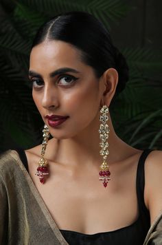 These earrings are a traditional piece rendered in contemporary style and a perfect conversation starter for every occasion you grace. Closure - Push Back Style Tip - Wear this with almost anything Indian for a rich and royal look because nothing more regal than kundan earrings. We love teaming this with classy chiffon sarees or zari silk sarees. Also looks best when worn with your royal whites, off whites and gold. We recommend styling with bold solids or floral dresses in peachy pink, pistachi Jumka Earrings Gold, Film Jewelry, Traditional Jhumka, Kundan Jhumka Earrings, Kundan Jhumka, Jumka Earrings, Reference Ideas, Kundan Jewellery Set, Chiffon Sarees