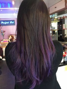 Purple Brown Hair, Purple Ombre Hair, Dark Purple Hair, Dip Dye Hair, Hair Color Underneath, Colored Hair Tips, Hair Color Streaks, Purple Highlights, Hair Streaks