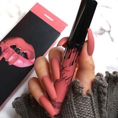 when your nails match your favorite lippie 😍 gorgeous photo of harmony velvet lip kit by @hosanna1992 ⁠💕 Lipstick Kylie, Makeup Kit Essentials, Kylie Makeup, Coral Lipstick, Iphone Wallpaper Girly