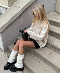 Leg Warmer Outfit, Looks Adidas, 00s Mode, Adrette Outfits, Fest Outfits, Skandinavian Fashion, Chique Outfits, Paris Mode, Cold Outfits