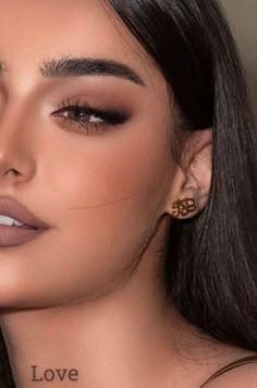 Prom Makeup Looks For Beige Dress, Night Event Makeup Look, Subtle Brown Makeup, Brownie Makeup Look, Make Up For Wedding Guest Brown Eyes, Graduation Makeup For Morena, Make Up Ideas For Graduation, Make Up Prom Night, Light Makeup For Graduation