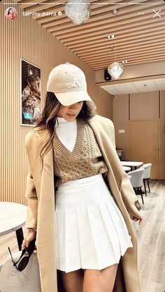 Japan Outfit, Winter Skirt Outfit, Stylish Winter Outfits, Winter Fashion Outfits Casual, Cold Outfits, Prep School, Pleated Skirts, White Skirt, Preppy Outfits